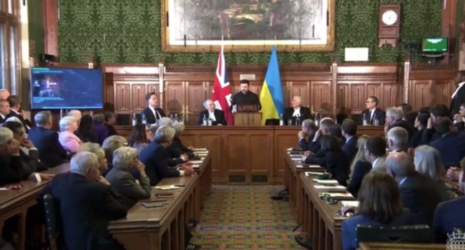 Зеленський у Лондоні показав, як спостерігає за атаками РФ